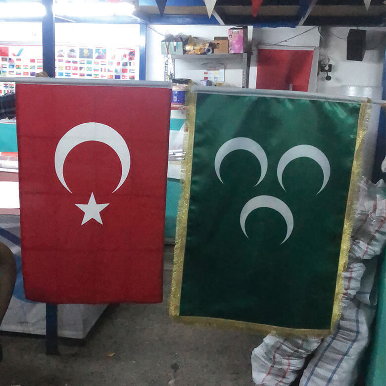 Sopalı Üç Hilal Bayrak