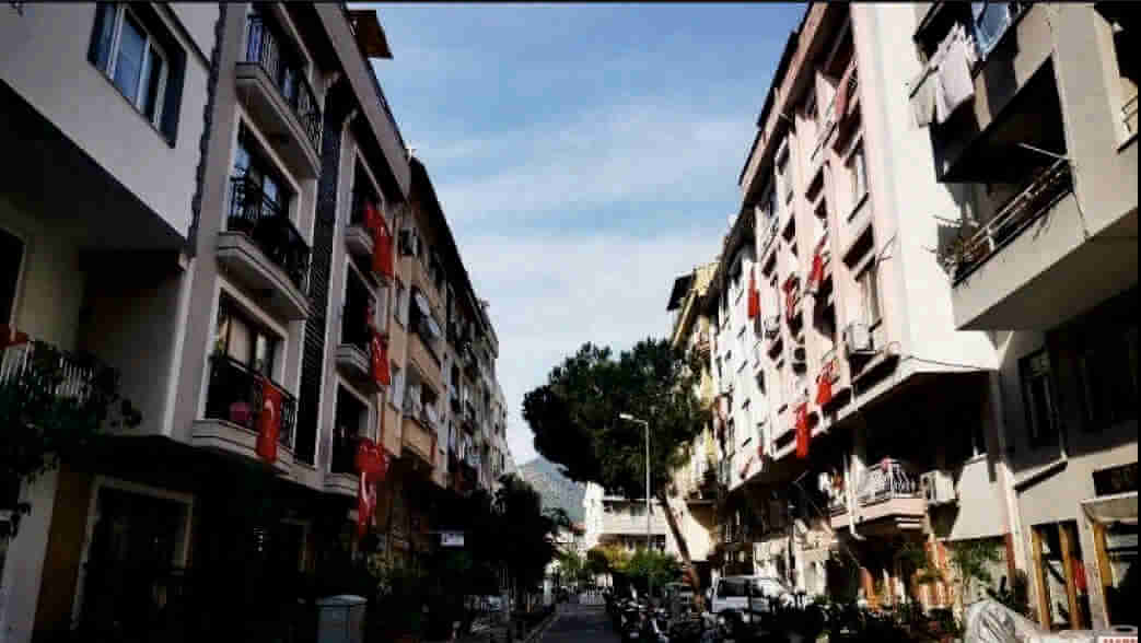 Balkonlara Turk Bayragi Asimi 23 Nisan 23 Nisan’da Türk Bayrağı