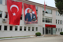 Büyük Ebat Atatürk Posteri bina cephesi ataturk posteri Büyük Ebat Atatürk Posteri