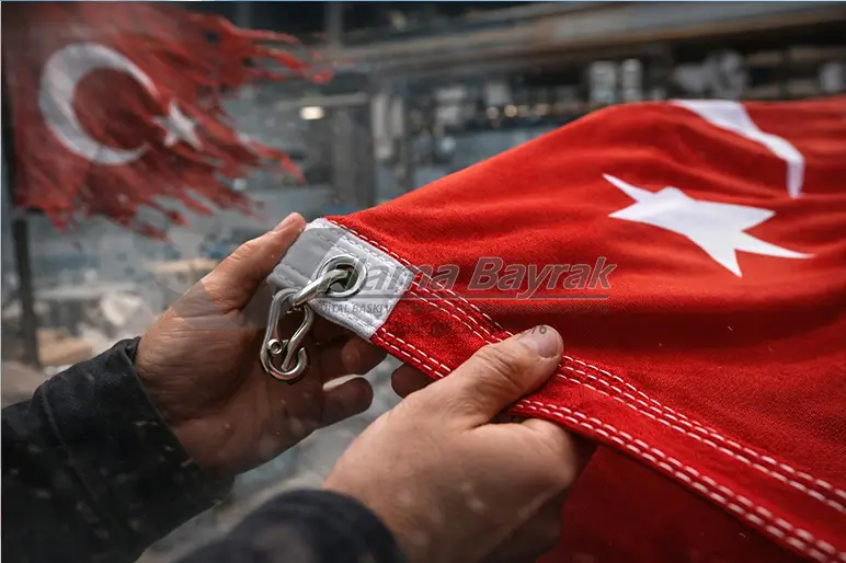 Rüzgarlı Havalarda Bayrak Kumaşı %name Rüzgarlı Havalarda Bayrak Kumaşı